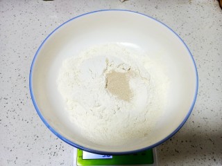 1、红枣红糖馒头,面粉中加入酵母