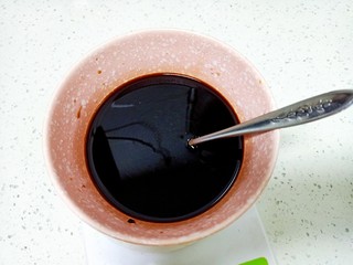 2、红枣红糖馒头,红糖中加入温开水搅拌均匀