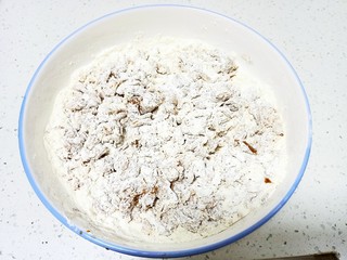 3、红枣红糖馒头,一边搅拌一边加入到面粉中