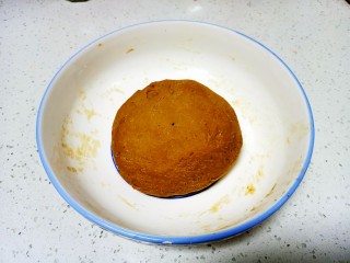 4、红枣红糖馒头,活成光滑的面团