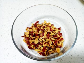 7、红枣红糖馒头,红枣去核后切碎