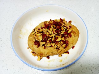 9、红枣红糖馒头,放入红枣碎