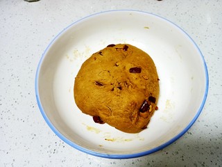 10、红枣红糖馒头,将面团揉光滑
