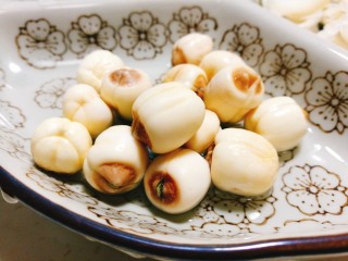 5、百合莲子银耳羹,莲子泡发洗净