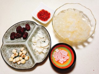 8、百合莲子银耳羹,食材备齐