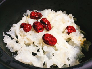 10、百合莲子银耳羹,放入红枣