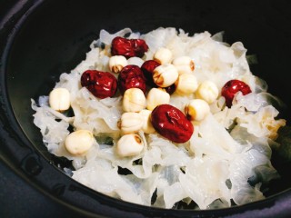 11、百合莲子银耳羹,放入莲子