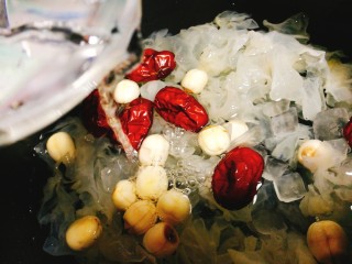 13、百合莲子银耳羹,加大约600ml的清水