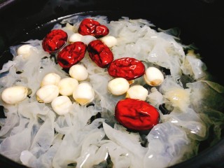 14、百合莲子银耳羹,大火煮开 小火炖煮直至莲子软烂