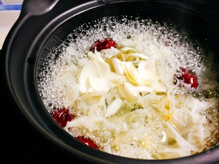 15、百合莲子银耳羹,加入百合