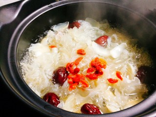 16、百合莲子银耳羹,加入枸杞