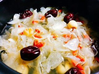 17、百合莲子银耳羹,汤羹渐浓即可关火