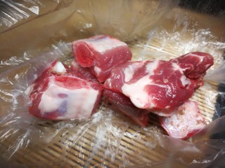 1、秋冬滋补篇:鲍鱼排骨山药汤（含鸡汤粉做法）,直排一根，油相对少，晚上不要太油腻一根刚好。