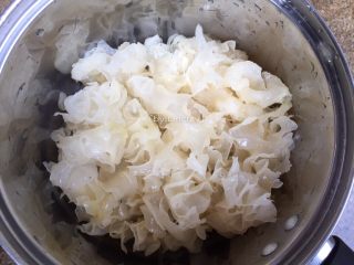 2、雪梨银耳粥,将银耳切成小块