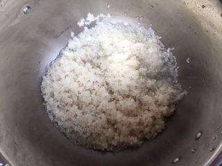 6、雪梨银耳粥,将大米洗净