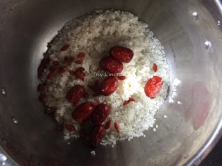 7、雪梨银耳粥,加入红枣、枸杞