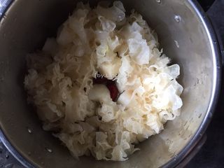 9、雪梨银耳粥,加入银耳