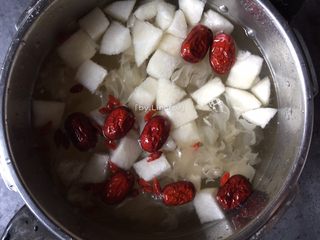 10、雪梨银耳粥,加入适量清水煲煮