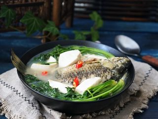 12、想补钙就喝鲫鱼豆腐汤,趁热装盘享受鲜美的鱼汤吧