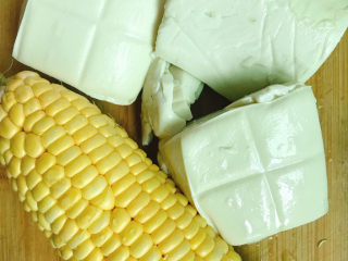 1、金玉满堂,准备好豆腐和玉米