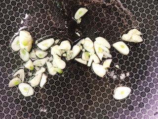 2、金玉满堂,热锅冷油，倒入蒜末炒香