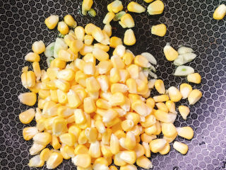 3、金玉满堂,倒入剥好的玉米粒