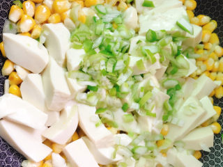 9、金玉满堂,放入豆腐中