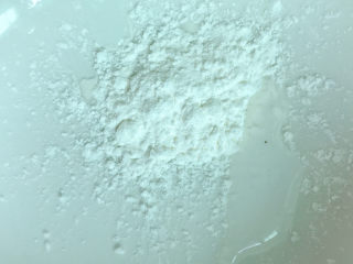 11、金玉满堂,生粉放入碗中加少许清水拌匀