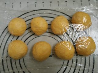 5、胡萝卜小餐包, 5.取出排气，分成9等份，静置10分钟左右盖上保鲜膜