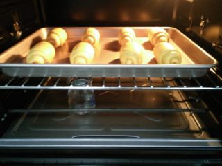 12、胡萝卜小餐包,12.进行二次发酵，发酵温度28-38度，发酵至两倍大（放碗温水保持面团的湿度）