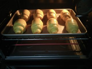 14、胡萝卜小餐包,14.烤箱中层180度20分钟左右，上色盖锡纸即可