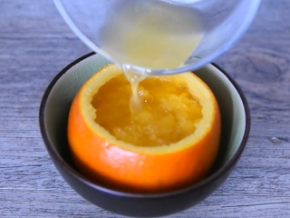 6、最好的止咳方法——盐蒸橙子,将果肉放入橙皮中，倒入橙汁