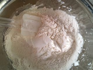 3、红枣发糕,面粉加糖和酵母拌匀，加入适量枣汁和鸡蛋拌匀成面糊