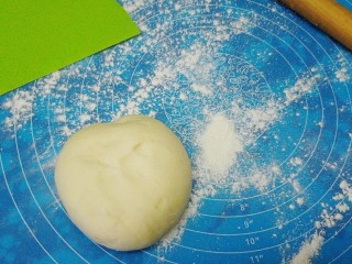 14、苦瓜发面饼,撒点干粉，面团揉至排气。