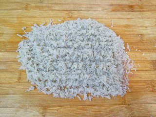 3、牛肉小笼包,泡好的粉条控干水分剁碎。