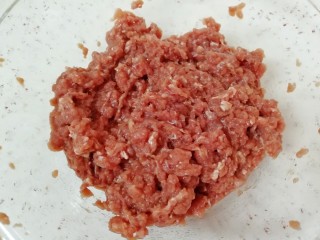 5、牛肉小笼包,牛肉馅里分三次加入生姜水，顺着一个方向搅打上劲，直至牛肉馅和生姜水完全融合。