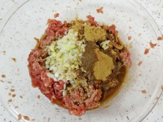 7、牛肉小笼包,炒锅内倒入适量的食用油烧热，下入花椒粒爆香，捞出花椒粒，将热油泼在葱花上。