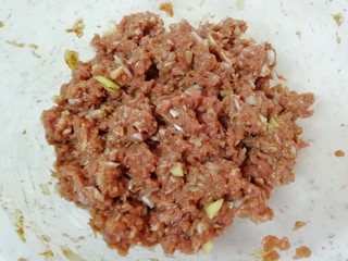 8、牛肉小笼包,搅拌均匀。