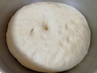 11、牛肉小笼包,差不多两个小时左右，面团明显变大。