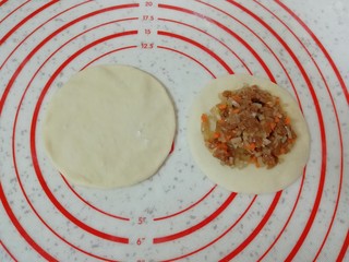 15、牛肉小笼包,擀成中间稍厚边缘薄的包子皮，放上牛肉馅。