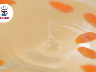 1、枸杞红枣煮啤酒,枸杞2g泡发，红枣5颗切片