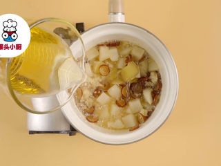 5、枸杞红枣煮啤酒,倒入啤酒660ml，煮至沸腾