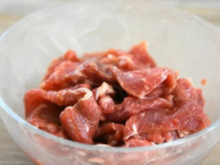 2、点击率超高的下饭菜，筷子拿起来就舍不得放下,腌制15分钟。