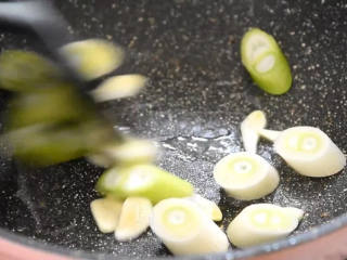 5、点击率超高的下饭菜，筷子拿起来就舍不得放下,留底油炒香葱段。