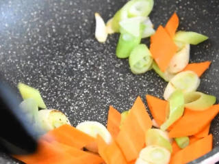 6、点击率超高的下饭菜，筷子拿起来就舍不得放下,倒入胡萝卜，炒至断生。