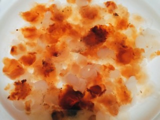 2、桃胶皂米雪燕银耳羹,桃胶皂米浸泡12小时，细细挑出杂质，也可以用手把大块桃胶撕碎一些，这样炖煮时出胶快。