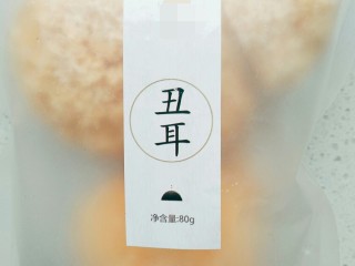 4、桃胶皂米雪燕银耳羹,取一朵银耳，这是我在网上买的丑耳，出胶快味道也好。自己可以自行在超市挑选。