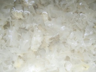 6、桃胶皂米雪燕银耳羹,将银耳撕成小块，越碎越好，随6碗水入锅炖煮。这是我家6人的量自己炖煮的时候掌控好水量。