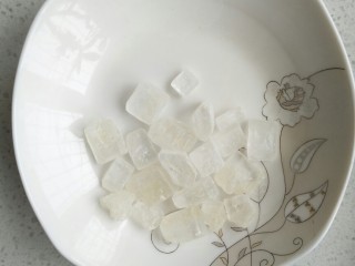 8、桃胶皂米雪燕银耳羹,我们家人不爱太甜，所以冰糖放的较少，喜欢甜的厨友可以多放。放进雪燕炖煮20分钟后加入冰糖，最后在煮10分钟关火。