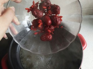 10、桃胶皂米雪燕银耳羹,将红枣和枸杞加入关掉火的砂锅中，尚有余温的银耳汤此时仍在沸腾，可以看出已经出了胶质，汤汁浓稠。